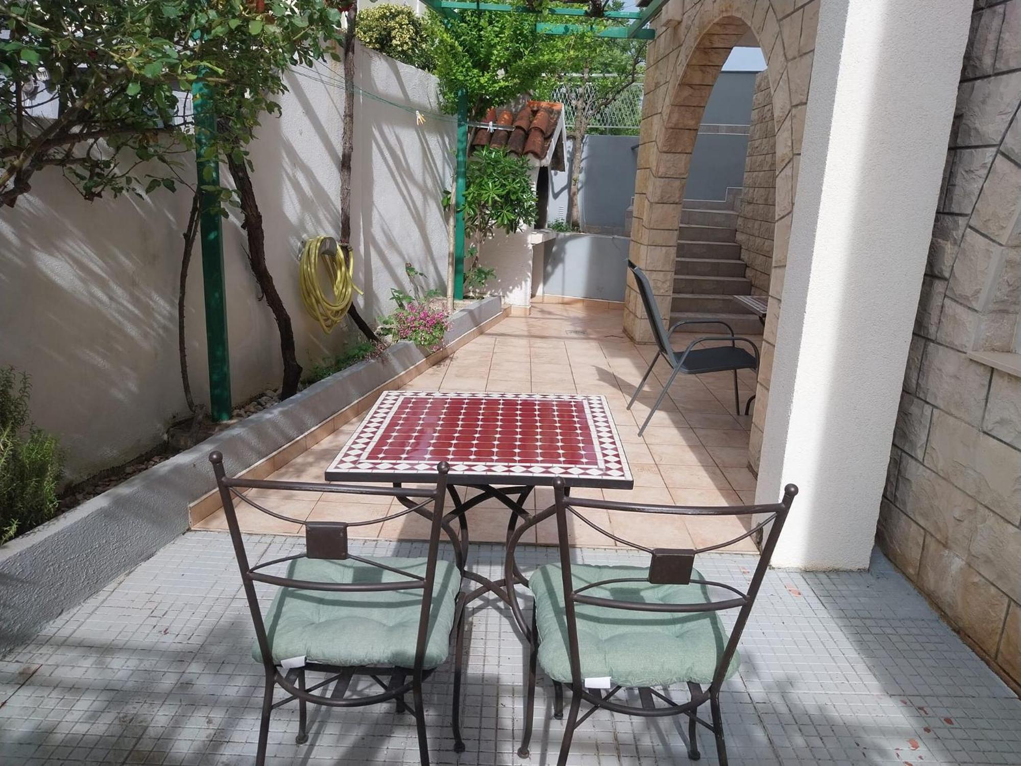 Apartma 4 *