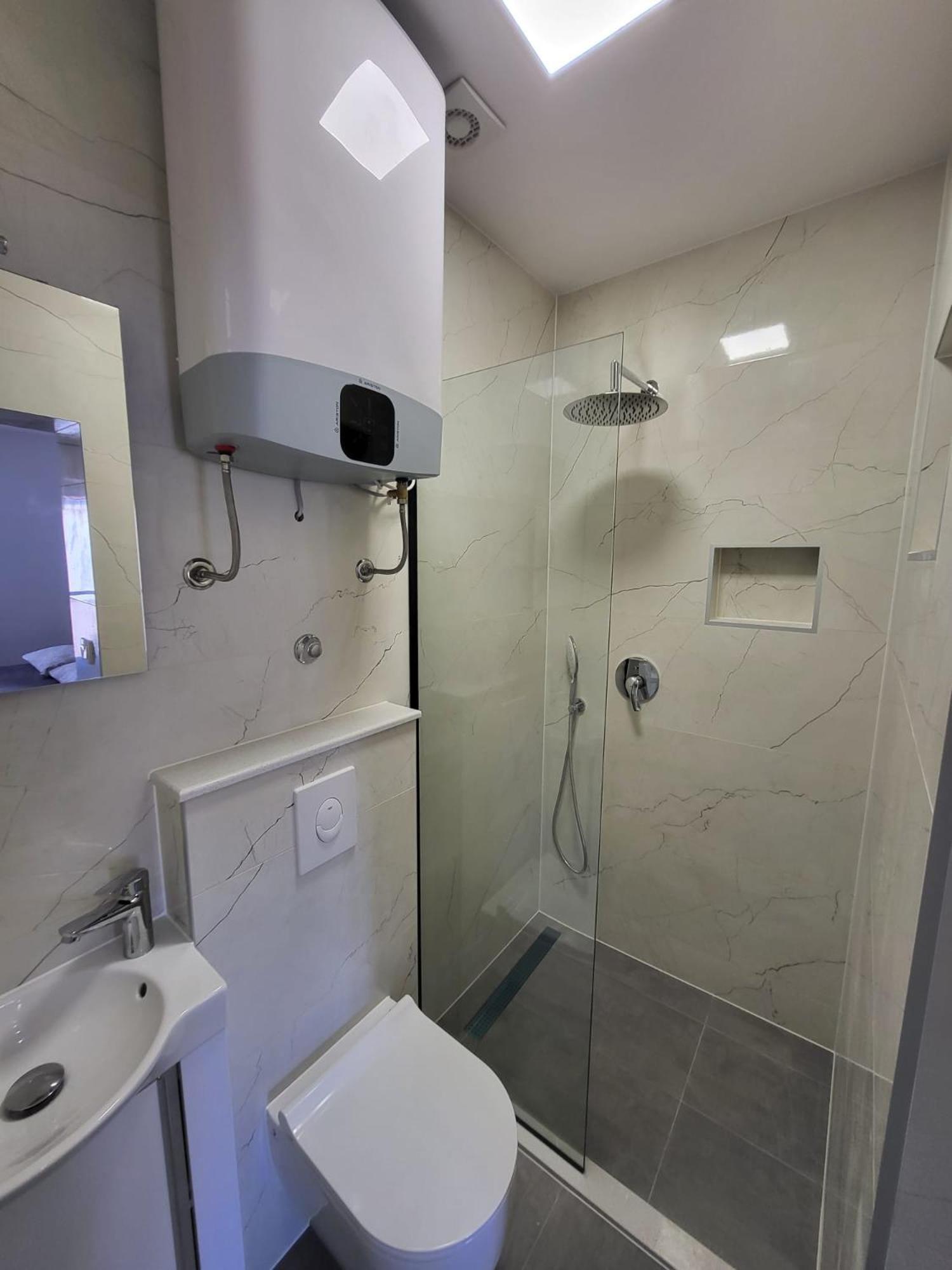Apartma 4 *